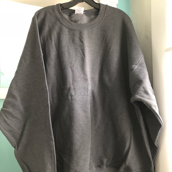 Gildan Other - Gildan Crew Neck Sweatshirt